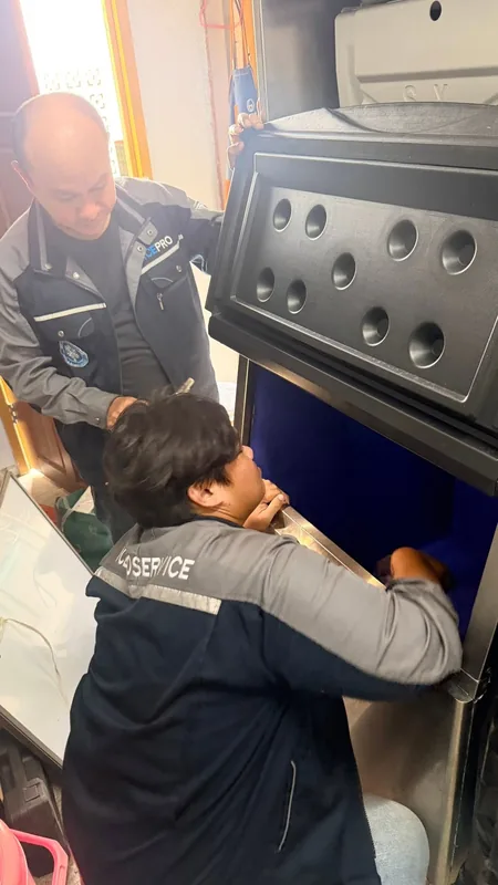 ทีมงานดูแลถังเก็บน้ำแข็ง — ผลงาน ICEPROSERVICE