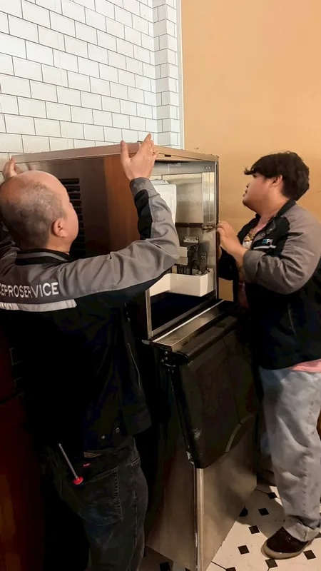 ดูแลเครื่องทำน้ำแข็งหน้างาน — ผลงาน ICEPROSERVICE